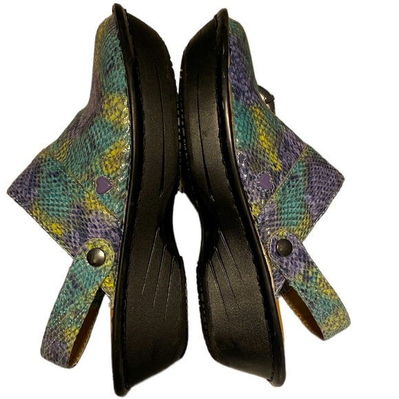 Women’s Nurse Mates 💙 Gala Clog Aqua Snake Print Slip Resistant Size 7M - Picture 2 of 12